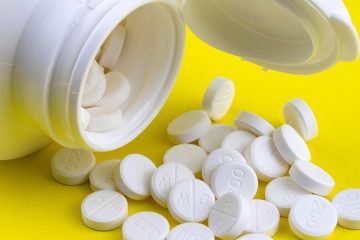 梅毒一期硬下疳医学示意图，生殖器部位出现单个无痛性边界清晰溃疡，医学教育配图风格