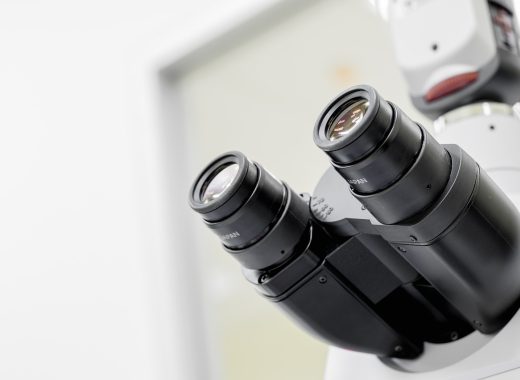 梅毒螺旋体在暗视野显微镜下的显微照片风格示意图，呈现螺旋状细菌结构，绿色荧光背景，科学实验室氛围